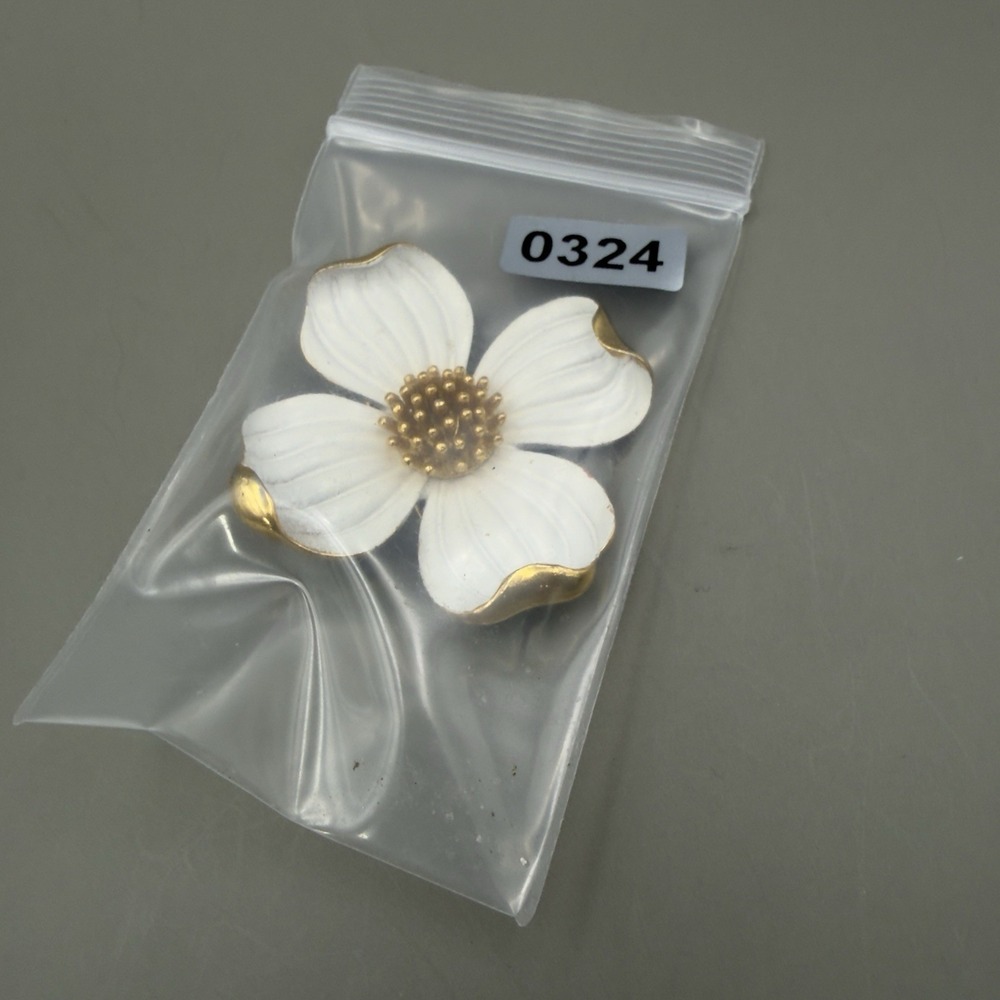 Vintage Trifari White Enamel Dogwood Flower Brooch Gold Tone Floral Pin Signed - Picture 8 of 8
